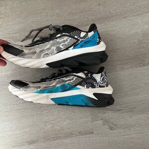 Under Armour Sneakers boys 5.5Y